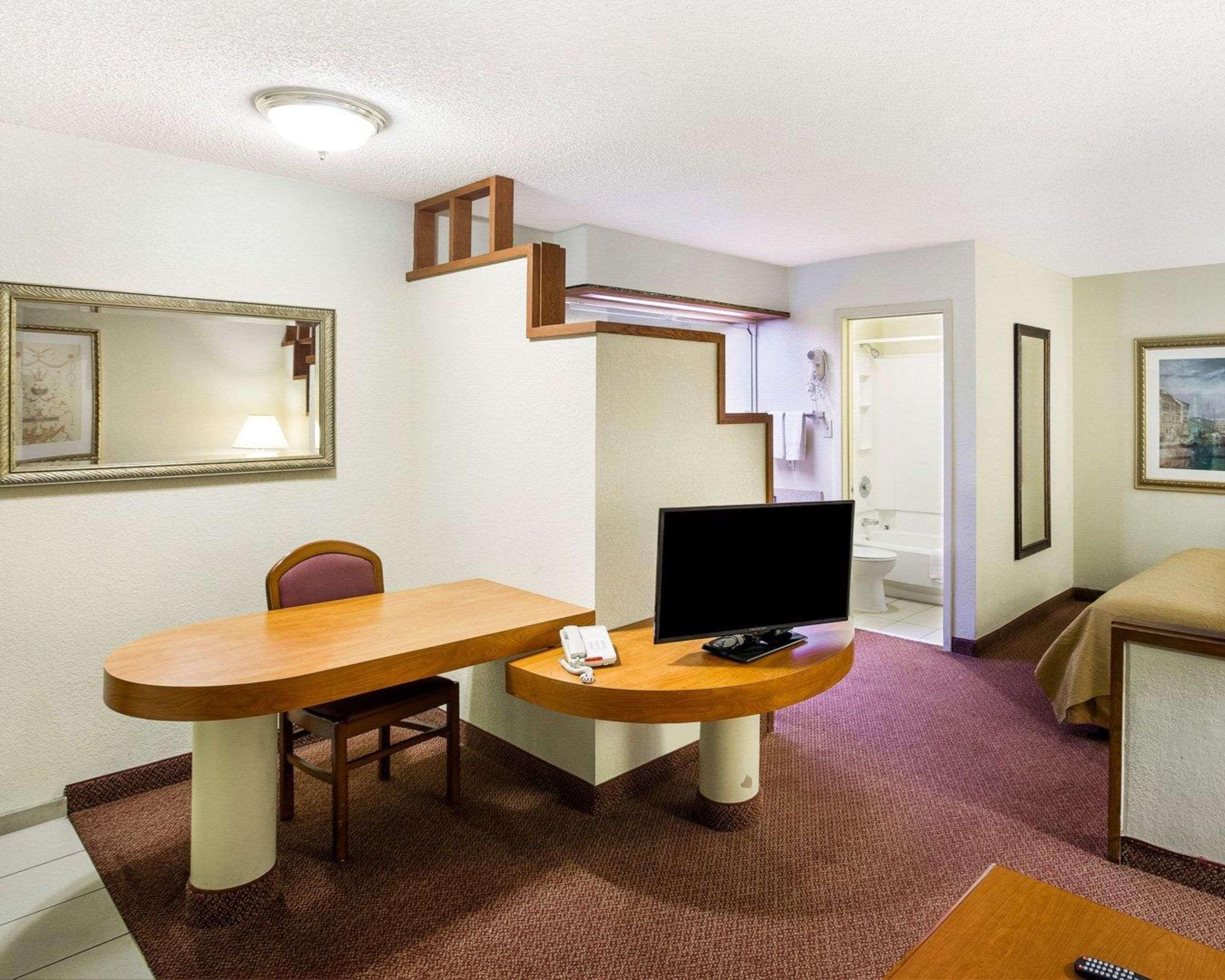 Rodeway & South Of Fiesta Park Hotel 2*