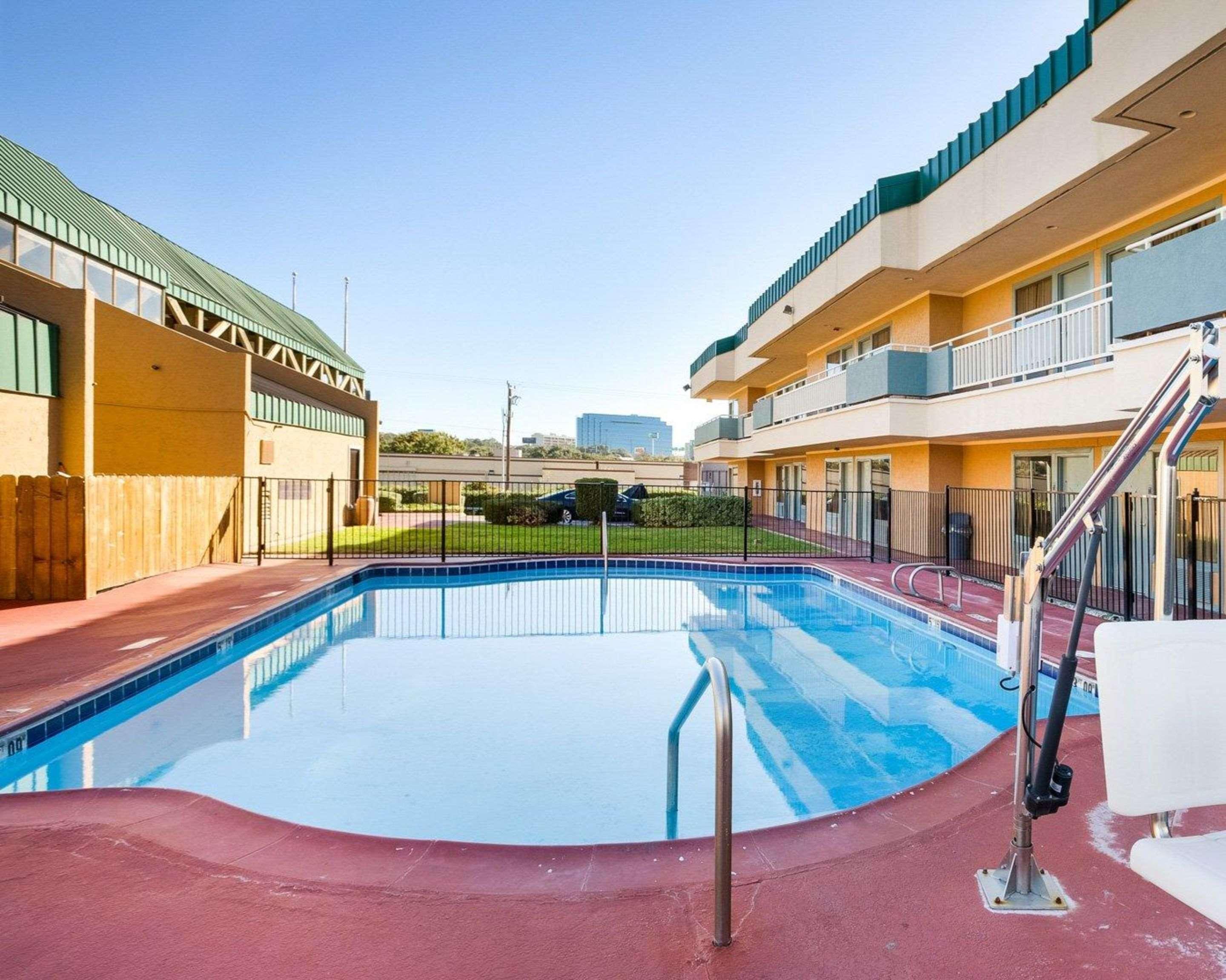 Rodeway & South Of Fiesta Park Hotel 2*