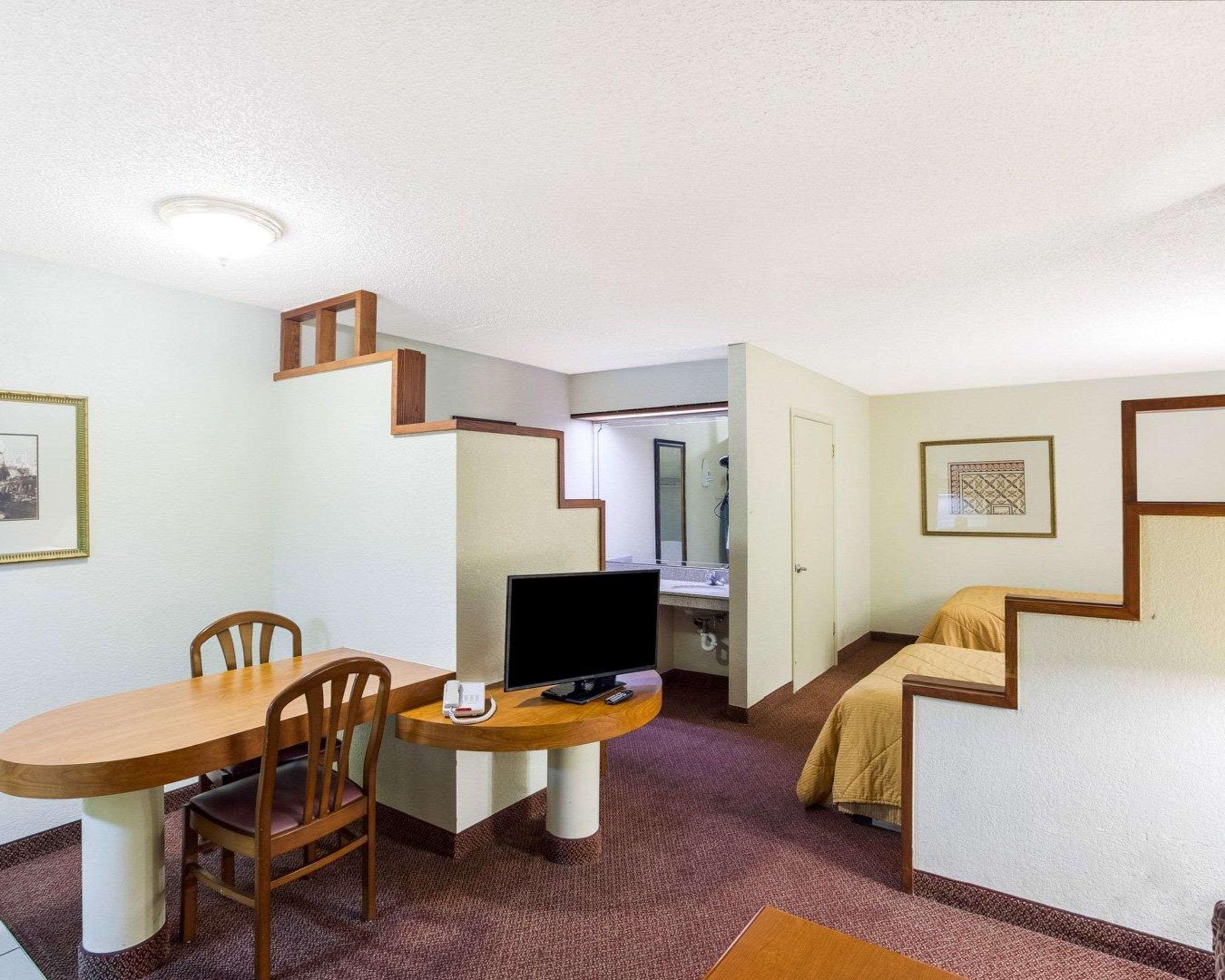 Rodeway & South Of Fiesta Park Hotel 2*