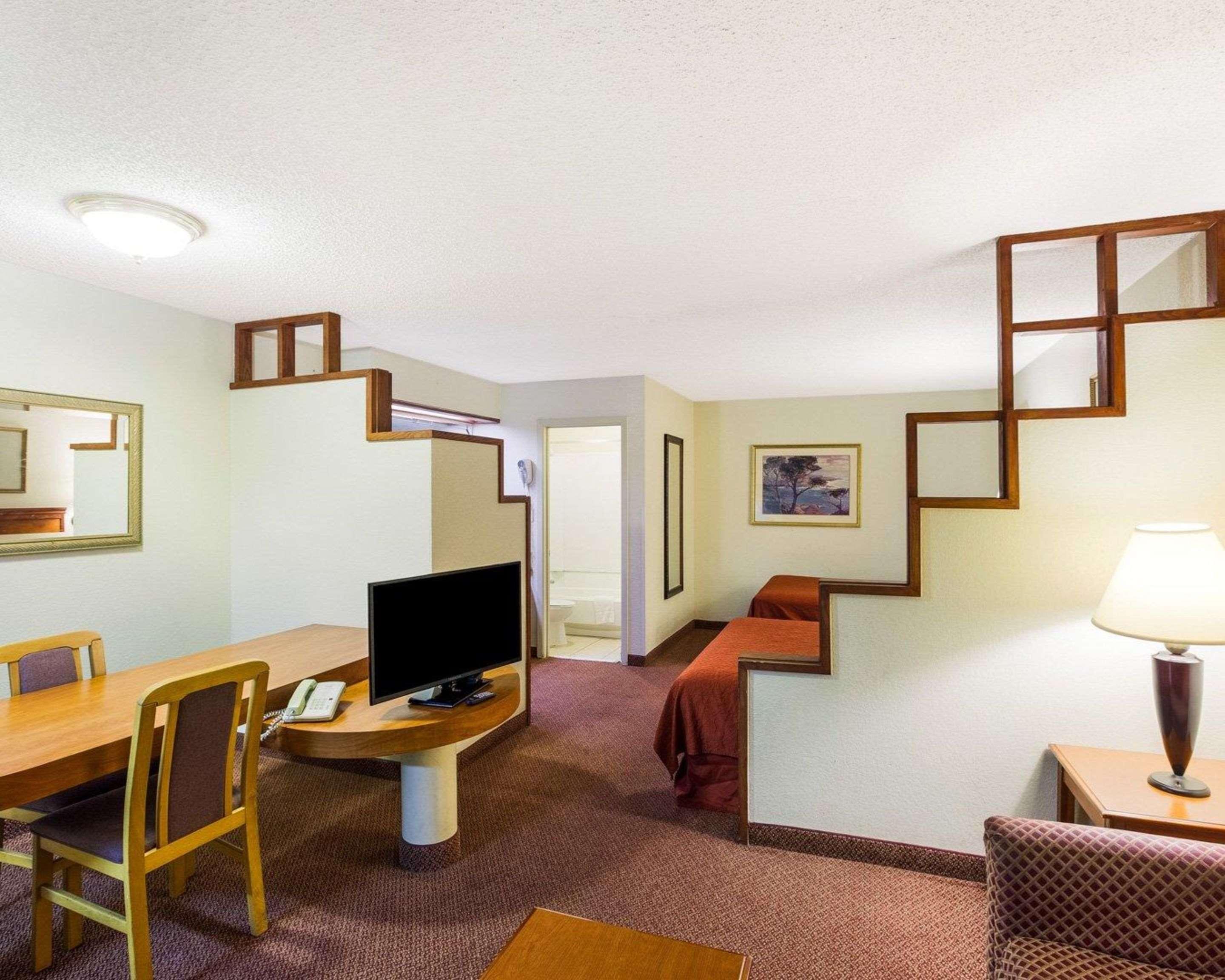 Hotel Rodeway & South Of Fiesta Park 2*
