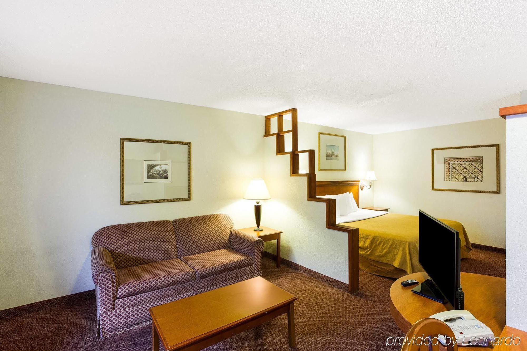 Rodeway & South Of Fiesta Park Hotel 2*