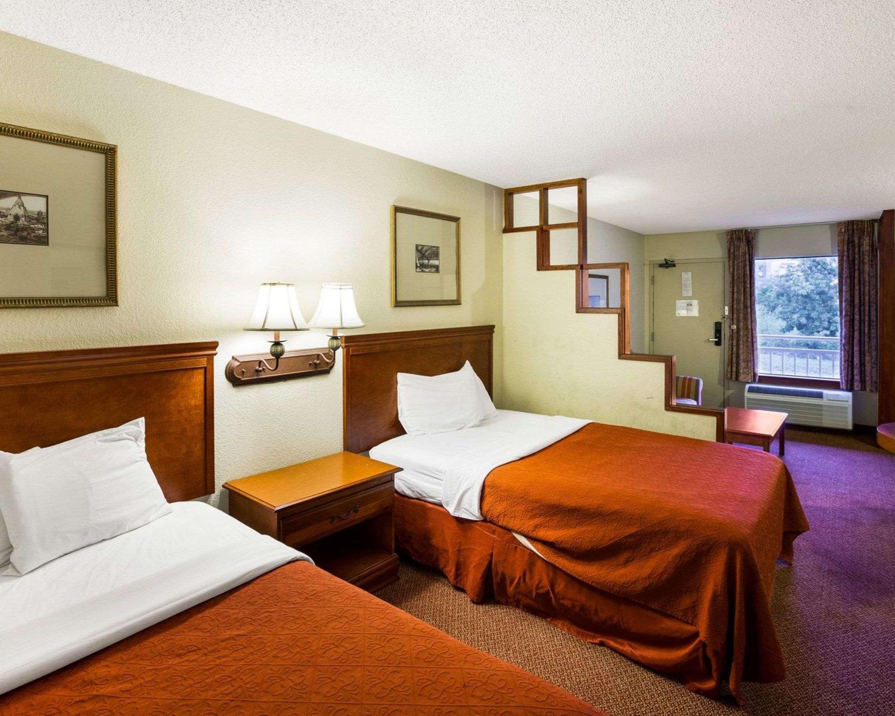 Rodeway Y Fiesta Park Hotel