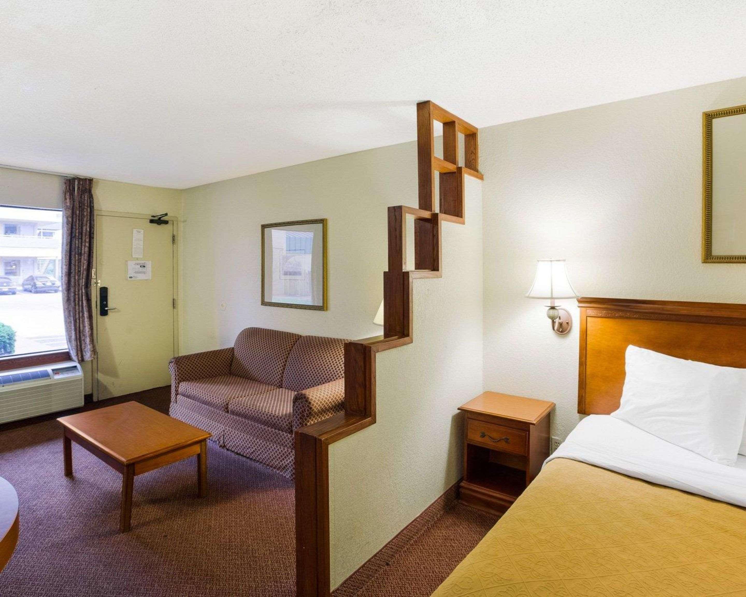 Hotel Rodeway Y Fiesta Park