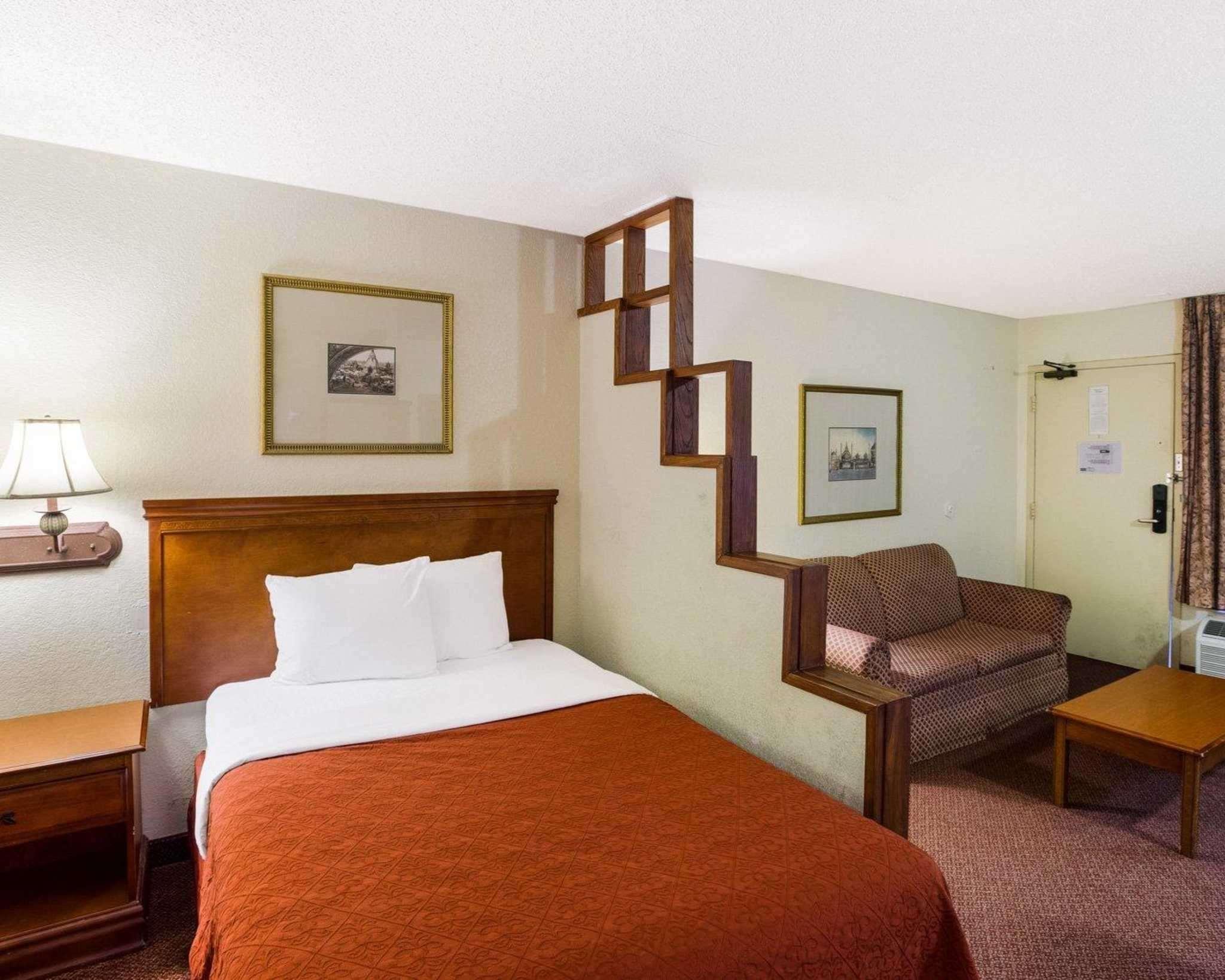 Hotel Rodeway Y Fiesta Park