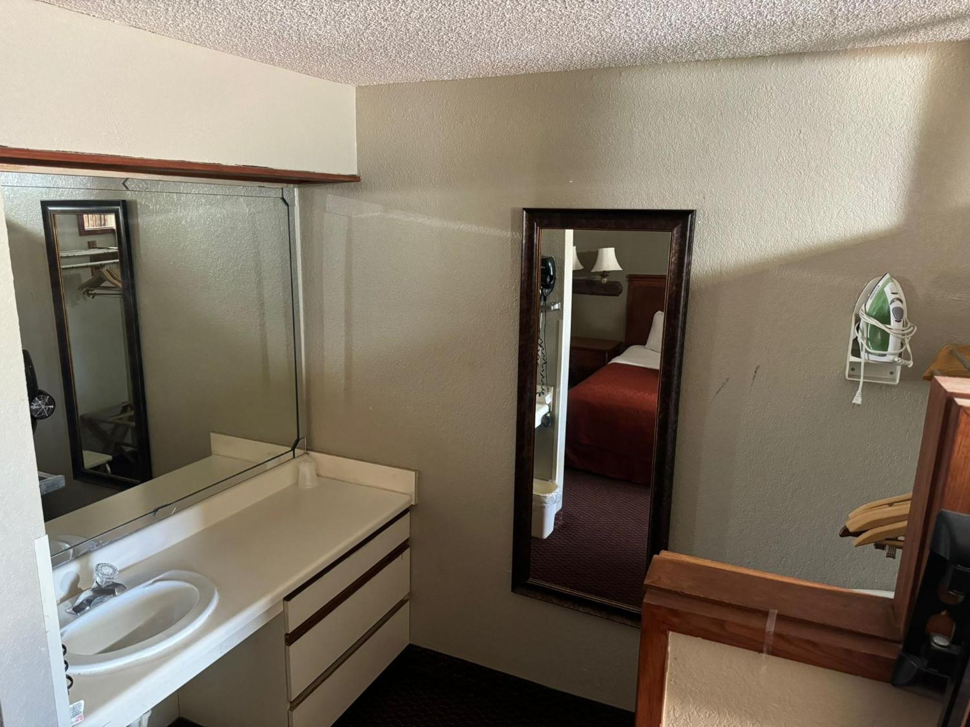 Rodeway Y Fiesta Park Hotel