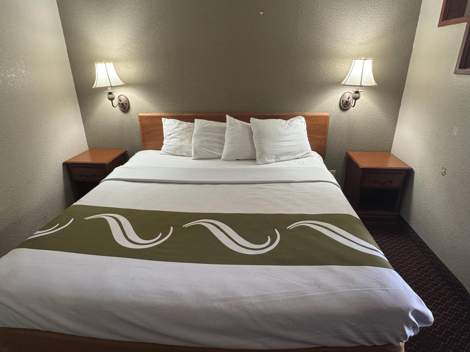 Rodeway Y Fiesta Park Hotel