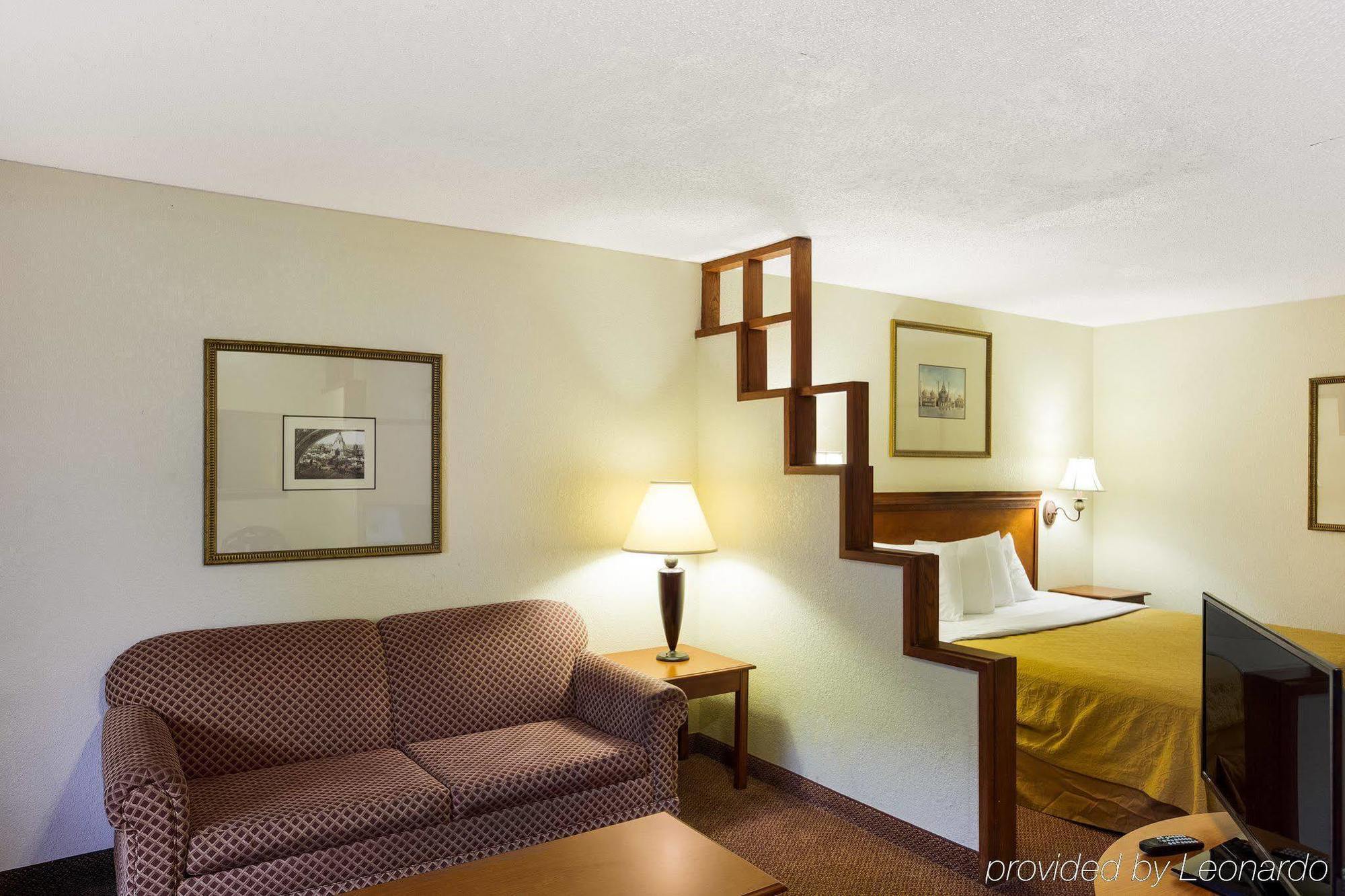 Rodeway Y Fiesta Park Hotel